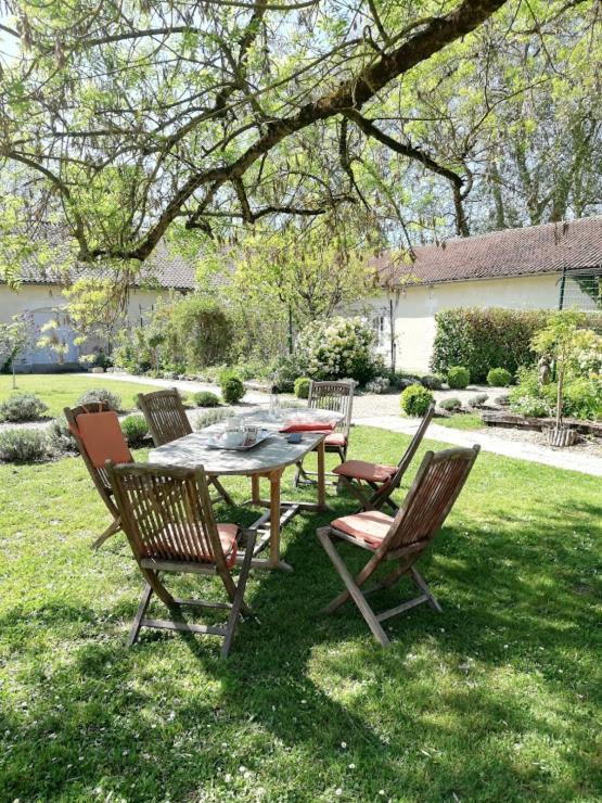 Le Domaine Des Platanes Bed & Breakfast Bourg-Charente Luaran gambar