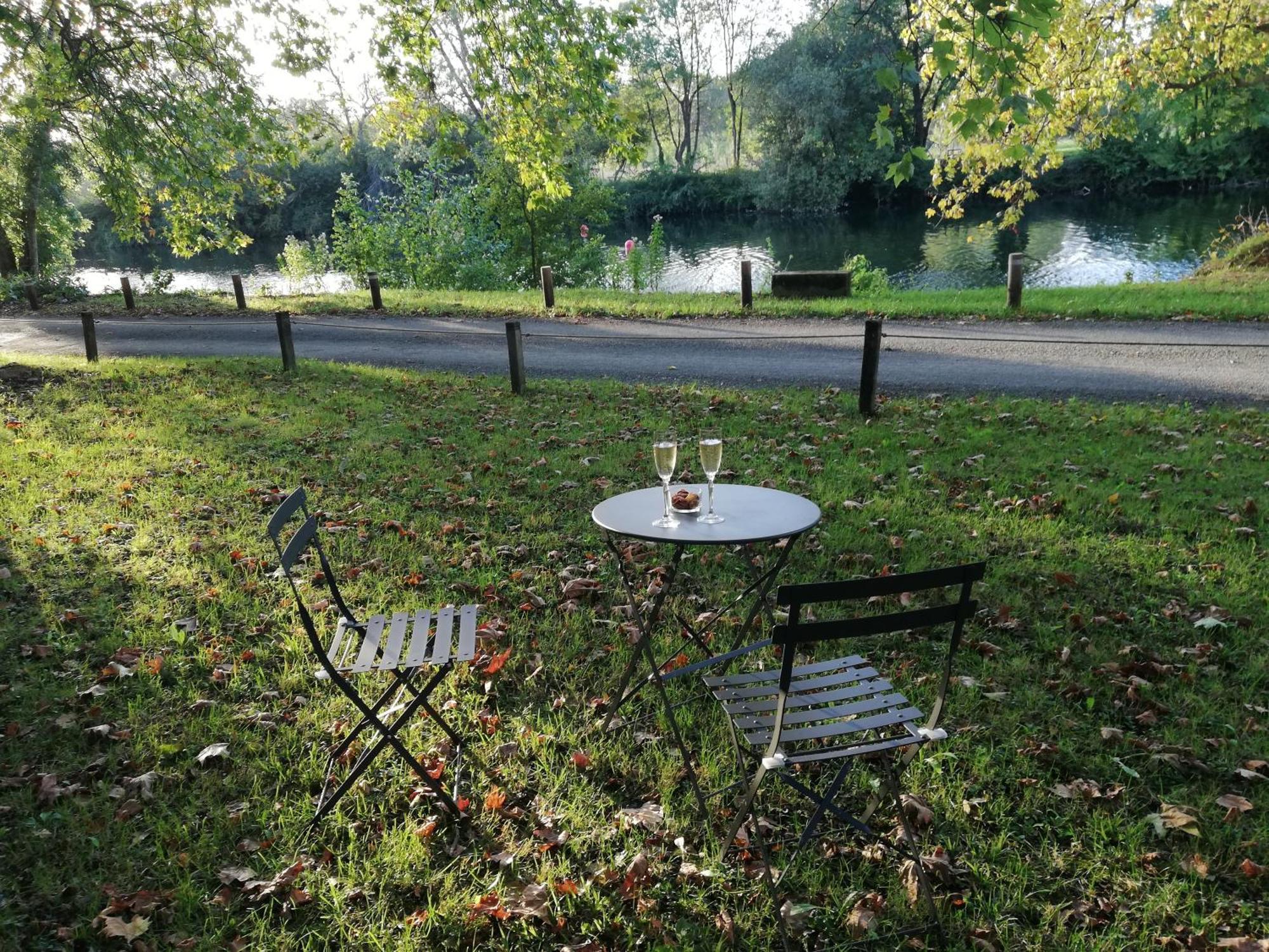 Le Domaine Des Platanes Bed & Breakfast Bourg-Charente Luaran gambar