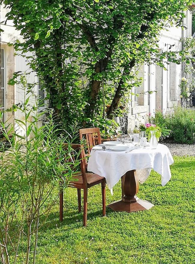 Le Domaine Des Platanes Bed & Breakfast Bourg-Charente Luaran gambar
